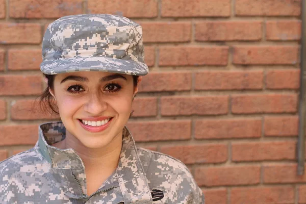 Sokakta Kamuflaj Üniformalı Asker Kadının Yakın Plan Portresi — Stok fotoğraf