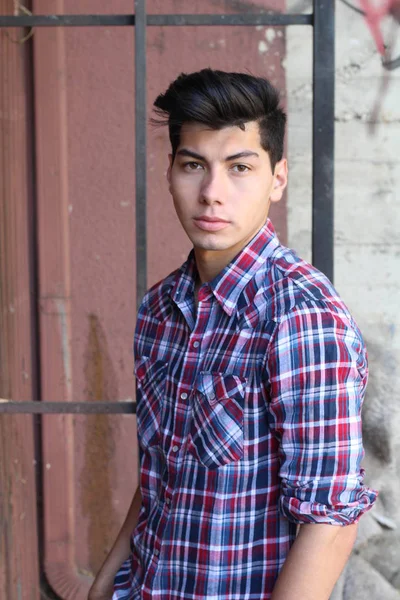 Close Retrato Belo Jovem Camisa Xadrez Olhando Para Câmera Rua — Fotografia de Stock