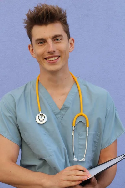Porträt Eines Lächelnden Gutaussehenden Arztes — Stockfoto