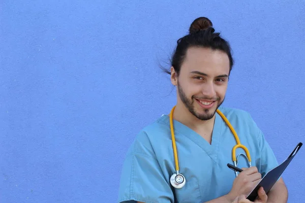 Primer Plano Retrato Guapo Joven Médico Con Estetoscopio Frente Pared — Foto de Stock