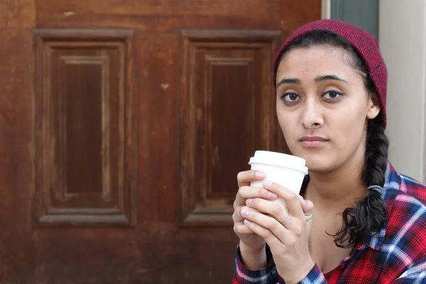 Felice Sorridente Donna Turista Adulta Possesso Tazza Caffè Carta Godersi — Foto Stock