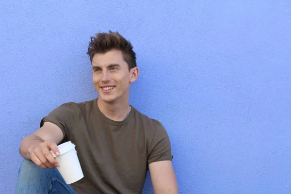 Kahveli, mavi gözlü, kendinden emin, kuzeyli sarışın bir erkek.