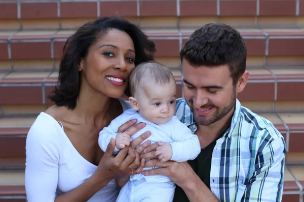 Casal Inter Racial Abraçando Com Seu Recém Nascido — Fotografia de Stock