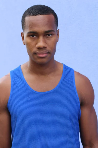 Närbild Porträtt Stilig Afroamerikansk Ung Man Framför Blå Vägg — Stockfoto
