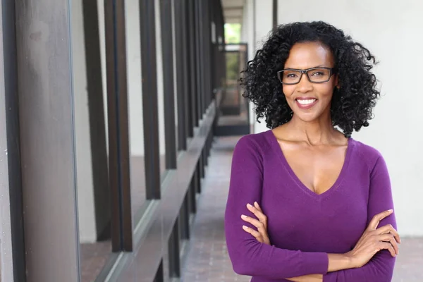 Preciosa Mujer Afroamericana Mayor Con Chaqueta Púrpura Pie Aire Libre — Foto de Stock