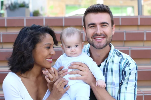 Casal Inter Racial Abraçando Com Seu Recém Nascido — Fotografia de Stock