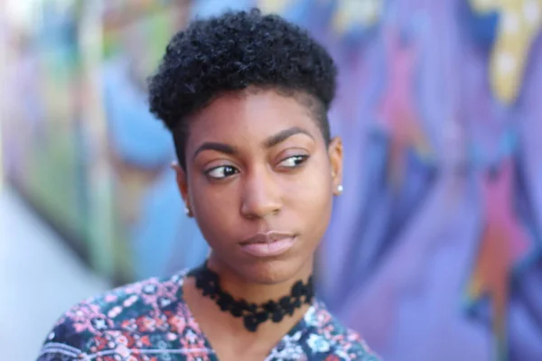 Kaunis Afrikkalainen Nainen Lyhyet Kiharat Hiukset Seisoo Ulkona Graffiti Taustalla — kuvapankkivalokuva