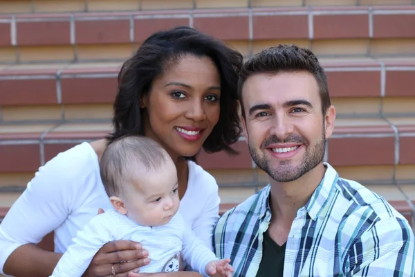 Interraciale Paar Omarmen Met Hun Pasgeboren — Stockfoto