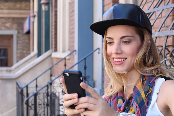 Sonriente Chica Rubia Bonita Usando Teléfono Aire Libre Fondo Urbano —  Fotos de Stock