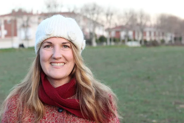 Retrato Mulher Loira Sorridente Roupas Inverno Parque Durante Dia — Fotografia de Stock