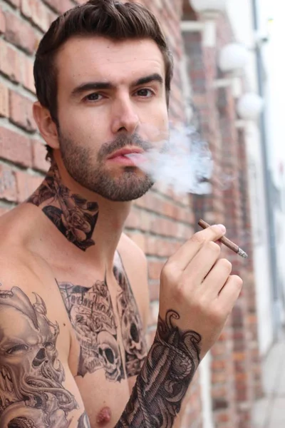 Zblízka Záběr Pohledný Mladý Muž Tetováním Ležérní Oblečení Ulici — Stock fotografie