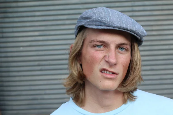 Potret Close Pria Tampan Gaya Muda Dengan Rambut Panjang Jalan — Stok Foto