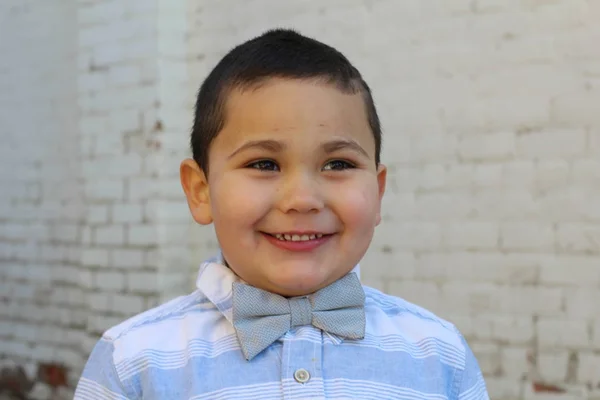 Buiten Portret Van Schattig Jongetje Horen Strikje — Stockfoto