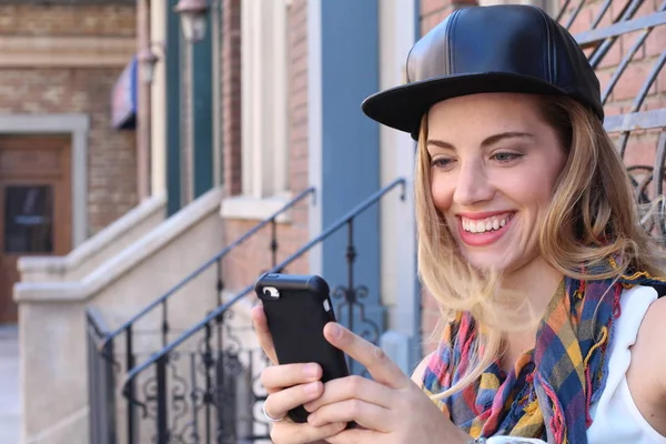 Sonriente Chica Rubia Bonita Usando Teléfono Aire Libre Fondo Urbano —  Fotos de Stock