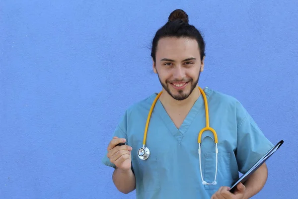Zblízka Portrét Pohledného Mladého Doktora Stetoskopem Před Modrou Stěnou — Stock fotografie