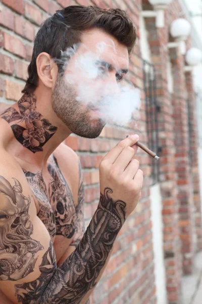 Sokakta Dövmeleri Olan Genç Yakışıklı Bir Adamın Yakın Plan Fotoğrafı — Stok fotoğraf