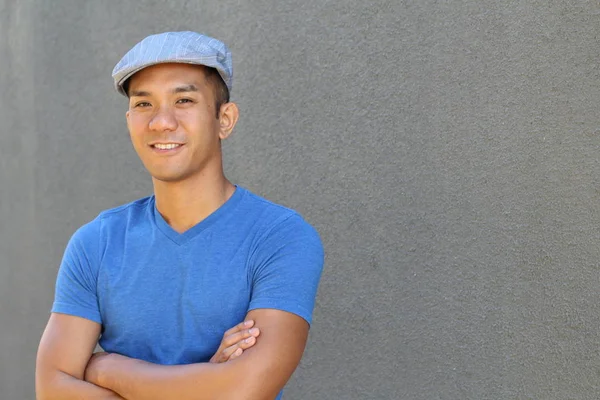 Sokakta günlük giysiler içinde melez bir genç adamın yakın plan portresi.