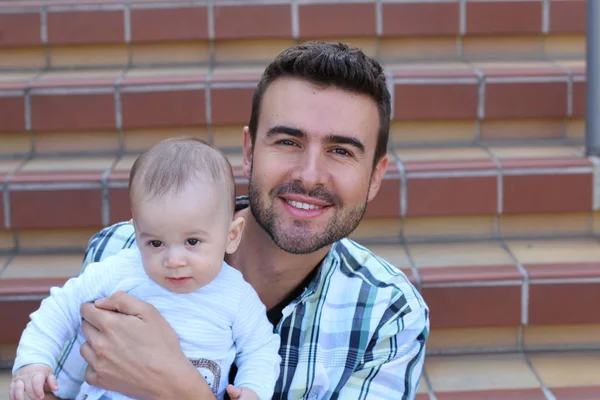 Merdivenlerde oturan melez aile yakınlaşması. Baba ve yeni doğan bebeğin portresi 