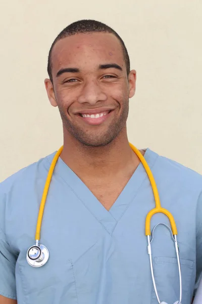 Primer Plano Retrato Guapo Joven Afroamericano Médico Con Estetoscopio — Foto de Stock