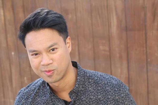 yakışıklı bir genç Asyalı adam portresi