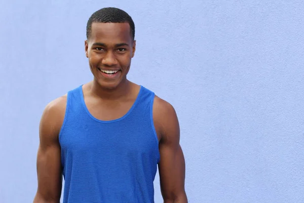 Nahaufnahme Porträt Eines Hübschen Afroamerikanischen Jungen Mannes Vor Blauer Wand — Stockfoto