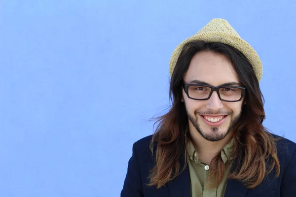 Close Retrato Belo Jovem Com Cabelos Longos Frente Parede Azul — Fotografia de Stock