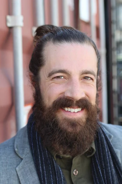 Tarz sahibi sakallı hippi modeli. Erkek saç stili, sokakta yaşam tarzı, tarlanın derinliği.