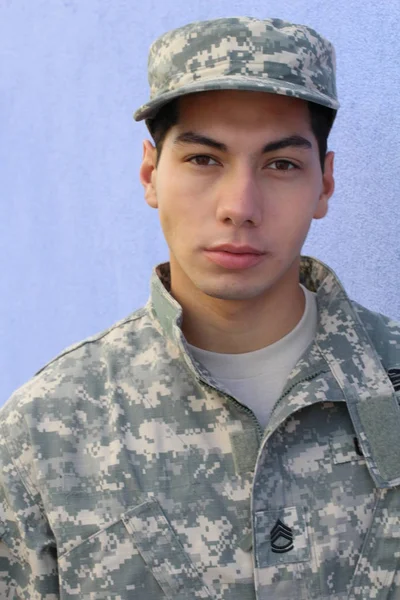 Close Retrato Belo Jovem Soldado Olhando Para Câmera Frente Parede — Fotografia de Stock