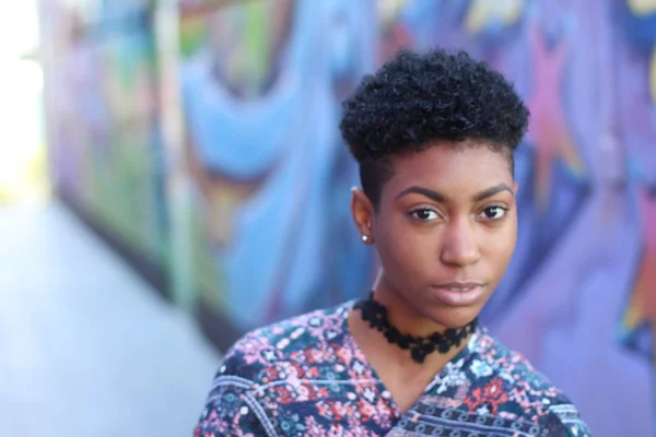 Vacker Afrikansk Kvinna Med Kort Lockigt Hår Står Utomhus Graffiti — Stockfoto