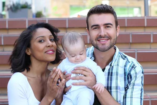 Casal Inter Racial Abraçando Com Seu Recém Nascido — Fotografia de Stock