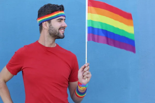 Bello Maschio Con Orgoglio Regge Bandiera Lgbt — Foto Stock