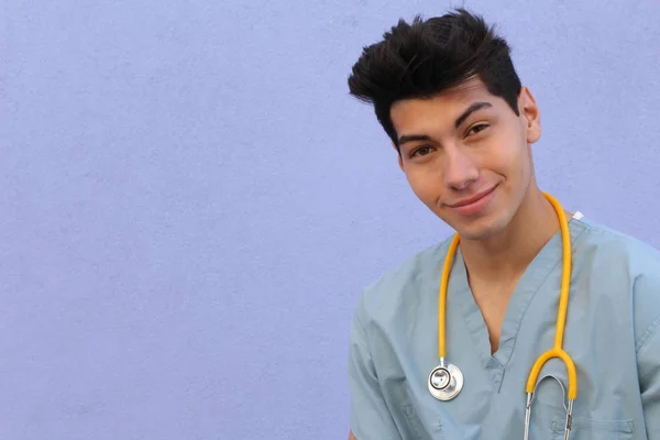 Nahaufnahme Porträt Eines Hübschen Jungen Arztes Vor Blauer Wand — Stockfoto