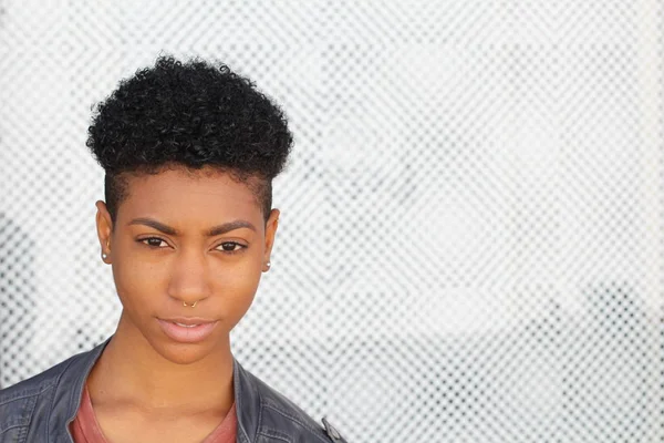 Beleza Mulher Africana Com Cabelo Encaracolado Curto Vestindo Jaqueta Couro — Fotografia de Stock