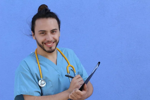 Close Retrato Belo Jovem Médico Com Estetoscópio Frente Parede Azul — Fotografia de Stock