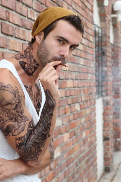 Zblízka Záběr Pohledný Mladý Muž Tetováním Ležérní Oblečení Ulici — Stock fotografie