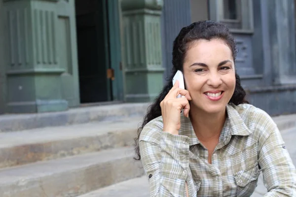 Atrakcyjna Modna Kobieta Średnim Wieku Rozmawiająca Przez Telefon — Zdjęcie stockowe