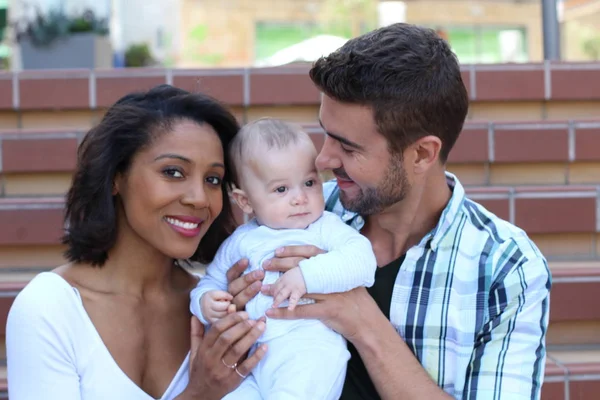 Casal Inter Racial Abraçando Com Seu Recém Nascido — Fotografia de Stock