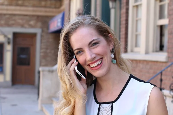 Bastante Sonriente Rubia Hablando Por Teléfono Aire Libre Sobre Fondo —  Fotos de Stock