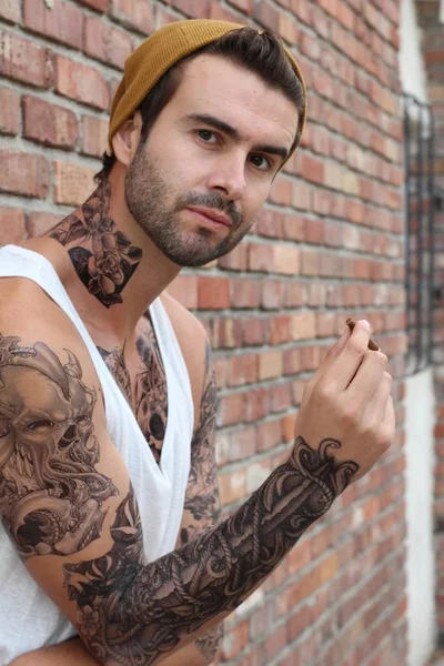 Close Tiro Belo Jovem Com Tatuagens Roupas Casuais Rua — Fotografia de Stock