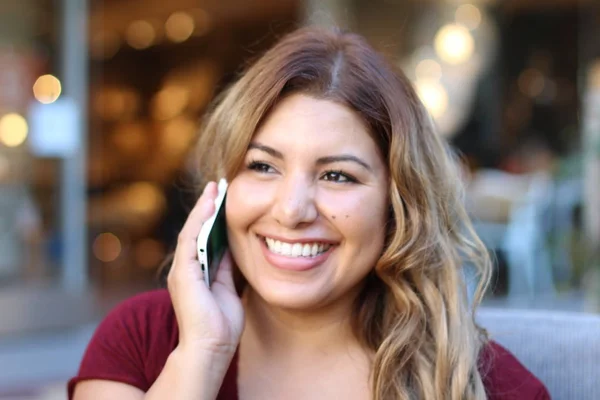 Portrait Young Hispanic Woman Using Smartphone Outdoors — ストック写真
