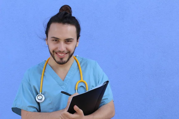 Close Retrato Belo Jovem Médico Com Estetoscópio Frente Parede Azul — Fotografia de Stock