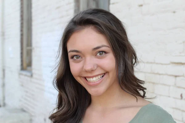 Retrato Cerca Joven Hermosa Chica Sobre Fondo Callejón Vacío Viejo —  Fotos de Stock