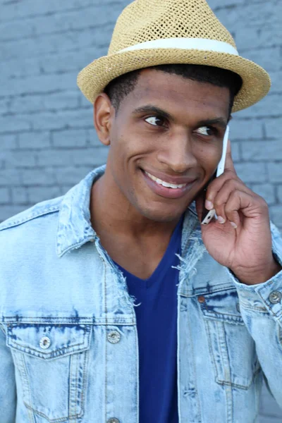 路上で電話で話すカジュアルな服装でハンサムな若いアフリカ系アメリカ人男性のクローズアップショット — ストック写真