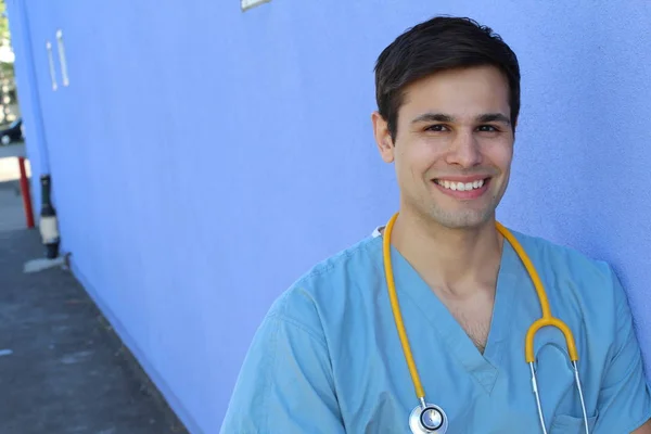 Close Retrato Belo Jovem Médico Com Estetoscópio Frente Parede Azul — Fotografia de Stock