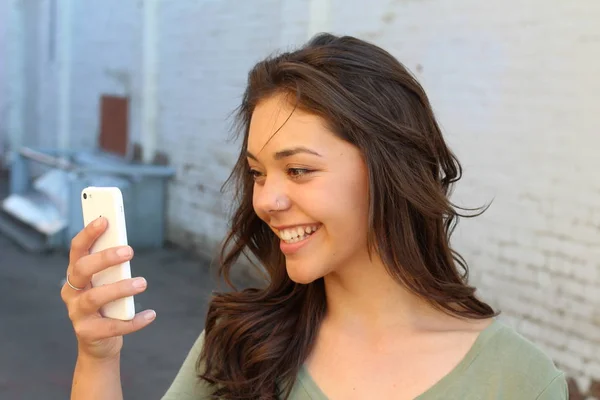 Junge Frau Benutzt Handy — Stockfoto