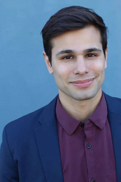 Close Retrato Belo Jovem Empresário Terno Escuro Frente Parede Azul — Fotografia de Stock