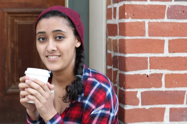 幸せな笑顔の大人の観光客の女性紙コーヒーカップを保持し 街の通りを楽しむ — ストック写真