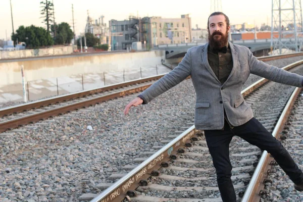 Tarz sahibi sakallı hippi modeli. Erkek saç stili, sokakta yaşam tarzı, tarlanın derinliği.