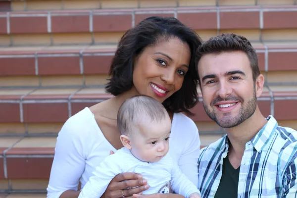 Interracial Pareja Abrazando Con Recién Nacido — Foto de Stock