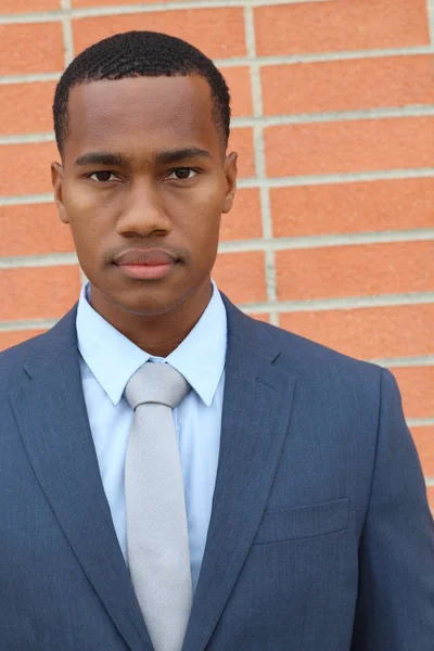 Retrato Cerca Del Apuesto Hombre Negocios Afroamericano Frente Pared Ladrillo — Foto de Stock